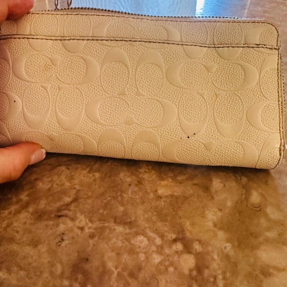 Coach Cream Women's Bag smudged. - Picture 3 of 4